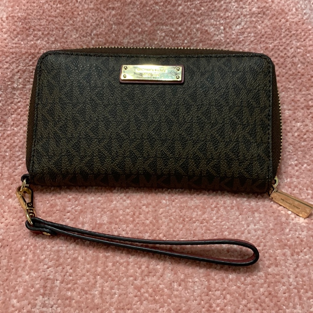Michael Kors Jet Set Travel Large Flat Multifunction Phone Case Wallet like new